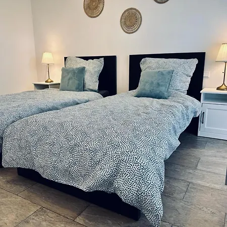 Am Hang Mit Balkon Im Gruenen *